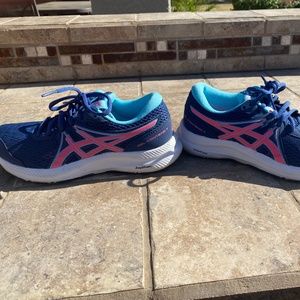 Tennis shoes